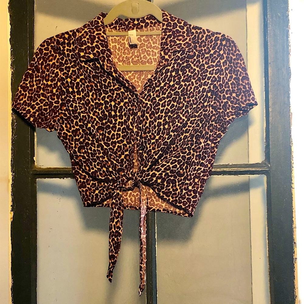 Y2K LEOPARD PRINT, BUTTON UP, TIE OFF, COLLARED BLOUSE 🐆